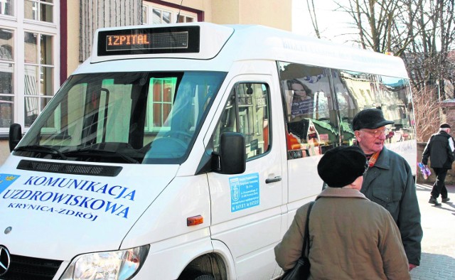 Mercedes bus rocznik 2007 może jednorazowo zabierać 20 pasażerów. Kosztował niecałe 80 tys. zł brutto. Ma wysuwaną podłogę, co przystosowuje go do przewożenia osób niepełnosprawnych