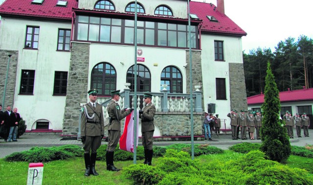 Moment zwijania biało-czerwonej flagi z masztu placówki KOSG w Piwnicznej-Zdroju