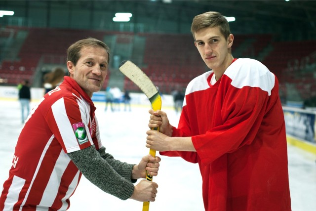 Roman (z lewej)  zaszczepił w synu miłość do hokeja, Sebastian radzi sobie z krążkiem nie  gorzej niż z piłką.