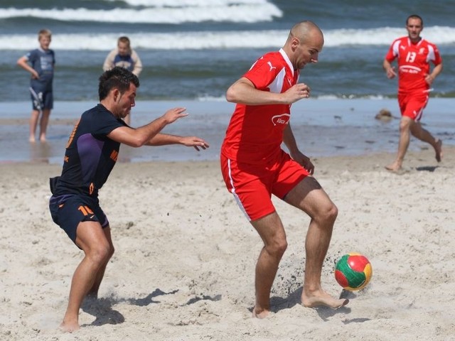 Łukasz Stasiak (czerwony stój) w tym roku po raz pierwszy na poważnie zajął się beach soccerem i od razu otrzymał powołanie do reprezentacji Polski. 