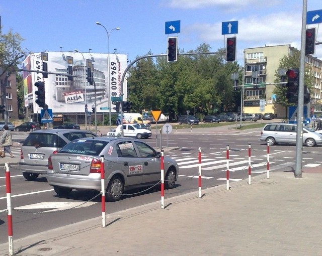 Taksówka zatrzymuje się na światłach. Ten moment wykorzystują naciągacze.