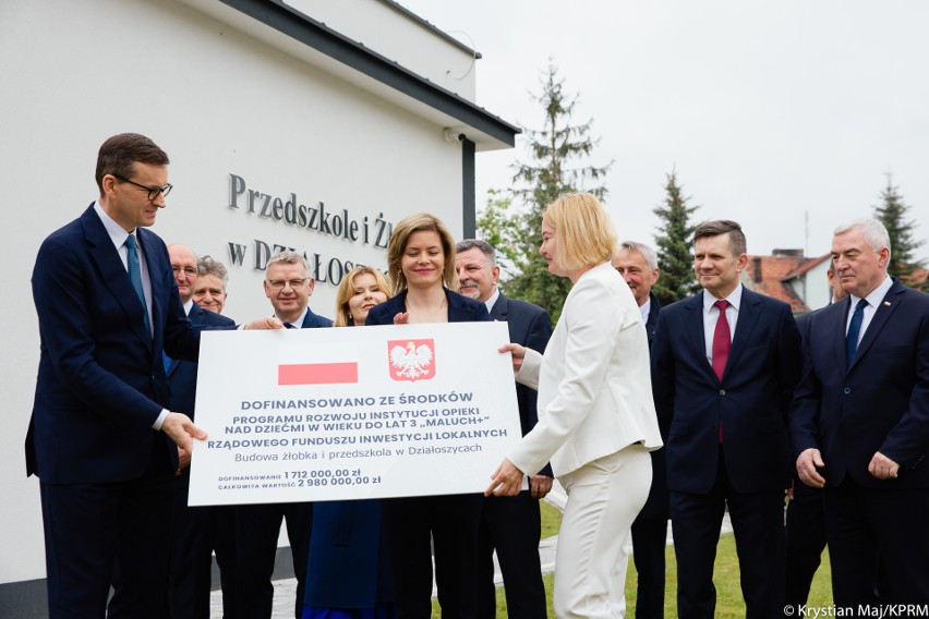 Premier Mateusz Morawiecki odwiedził żłobek w Działoszycach,...