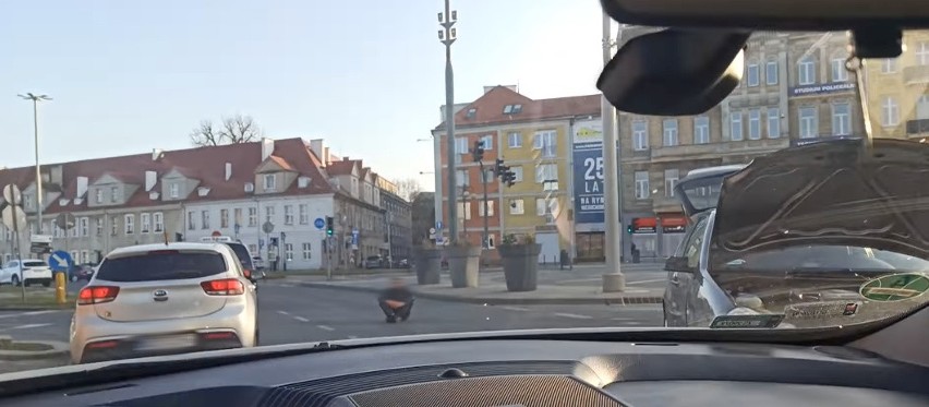 Stłuczka na pl. Hołdu Pruskiego w Szczecinie. Korek na ulicy Matejki
