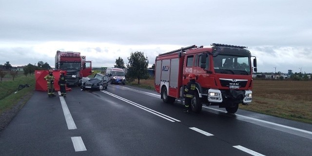 Tragiczny wypadek na DK 92. Koło Krośniewic doszło do czołowego zderzenia osobowego mercedesa z ciężarówką. W wypadku zginęły dwie osoby.CZYTAJ DALEJ NA NASTĘPNYM SLAJDZIE
