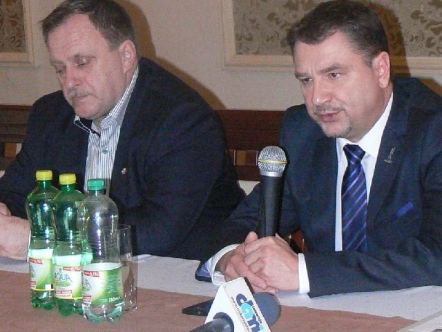 Porozmawiać z szefem Solidarności przyjechało mnóstwo osób - głównie pracowników okolicznych firm. Piotr Duda (z prawej), w towarzystwie Stanisława Głowackiego, podczas spotkania ze związkowcami w Skarżysku.