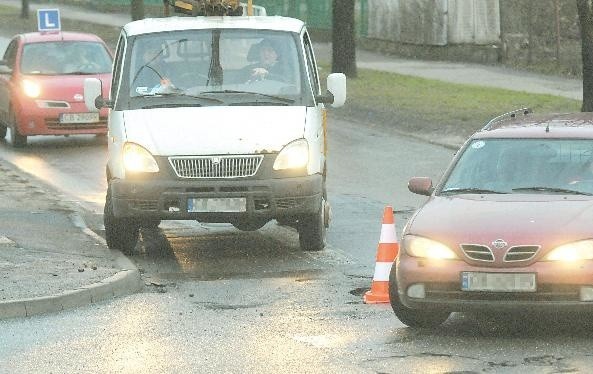 Dziurę na skrzyżowaniu Powstańców Wielkopolskich z Gajową kierowcy "biorą&#8221; chodnikiem, albo lewym pasem