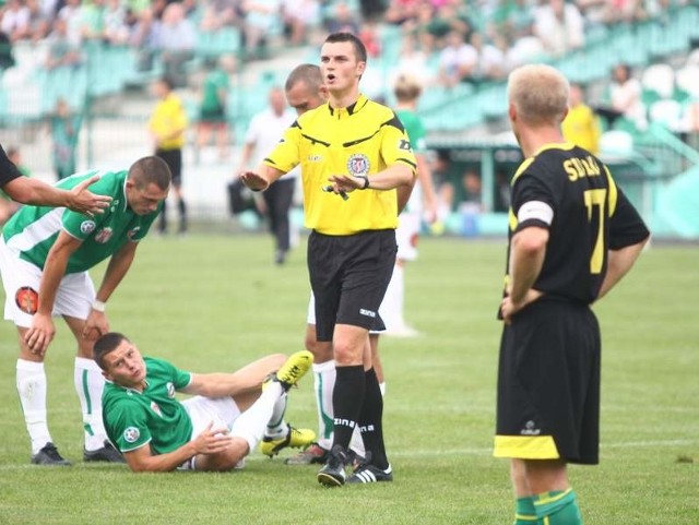 Marcin Figiel (leży na boisku) w pierwszej połowie musiał opuścić z powodu kontuzji boisko. 