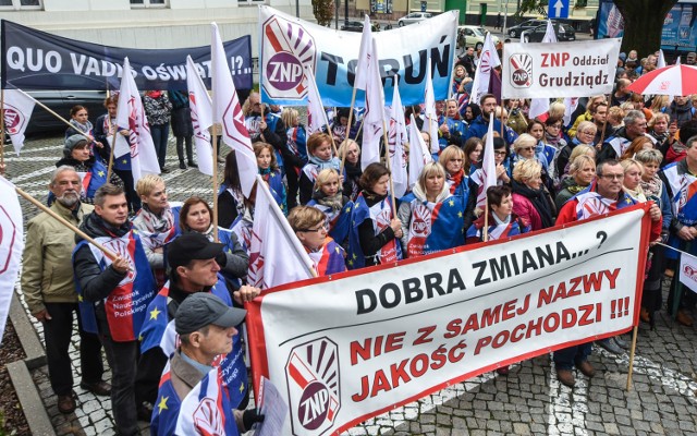 Akcję protestacyjną przeciwko likwidacji gimnazjów ZNP rozpoczął od pikiet pod urzędami wojewódzkimi. Na zdjęciu protest w Bydgoszczy.