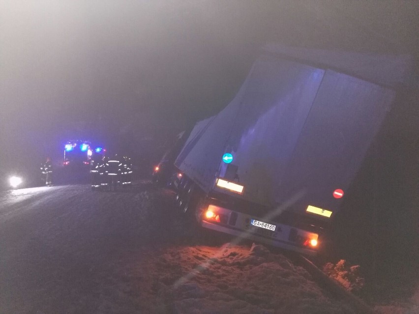 Ciężarówka wypadła z drogi w Kłódce pod Grudziądzem