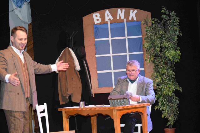 Ebenezer Scrooge- Maciej Bidziński (z prawej) i Alfred – Jarosław Zapała w jednej ze scen „Opowieści wigilijnej” w Kałkowie