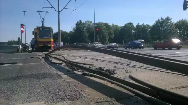 Szyna tramwajowa wygięta na skrzyżowaniu ul. Żeromskiego i al. Mickiewicza.