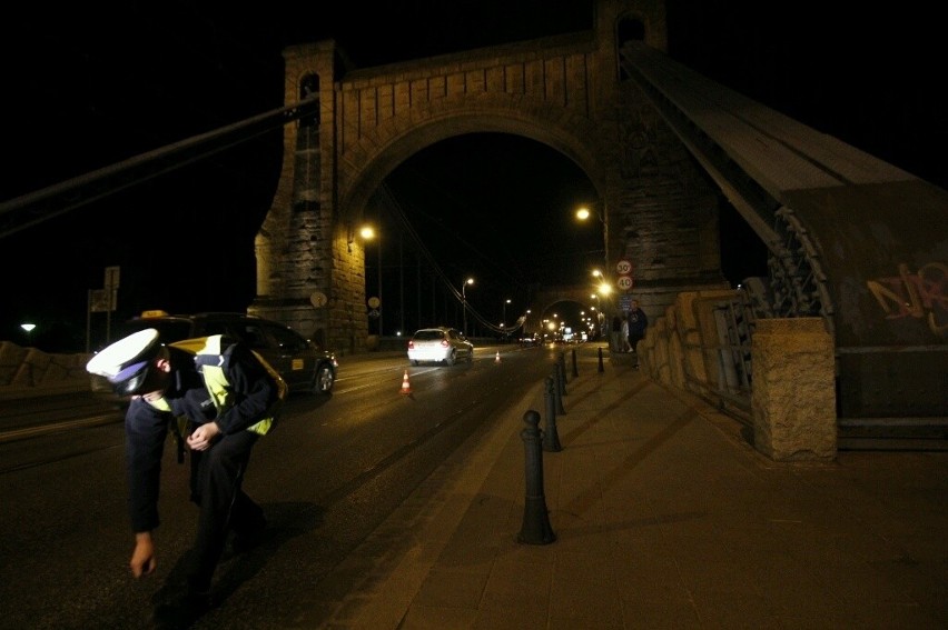 Wypadek przed mostem Grunwaldzkim. Potrącony mężczyzna w ciężkim stanie (ZDJĘCIA)