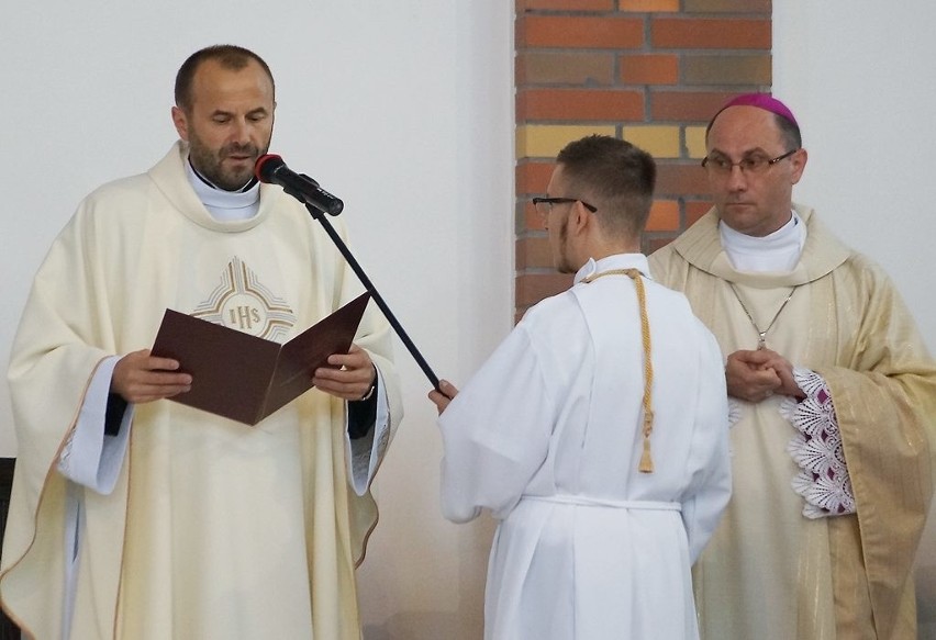 Ks. Jan Maćkowiak (z lewej), dyrektor "Katolika" wita gościa...