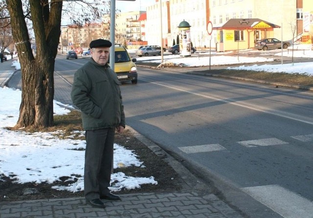 - To drzewo powinno stąd zniknąć, bo ogranicza widoczność &#8211; mówi pan Stanisław, mieszkaniec okolicznych bloków.