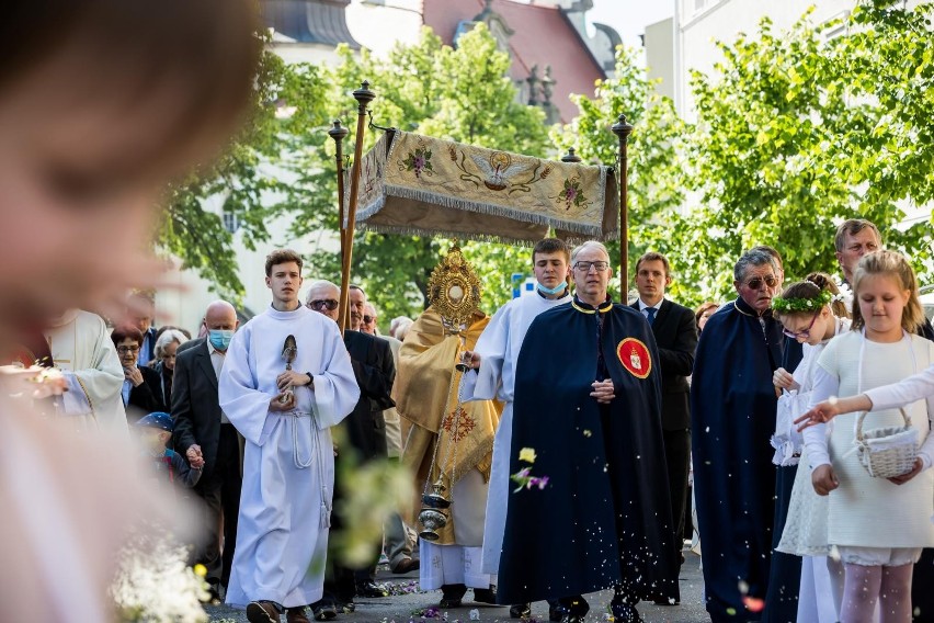 Boże Ciało: uroczysta procesja przeszła wokół kościoła pw....