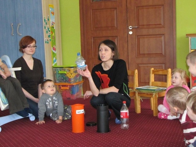 Adriana Szklarz z firmy Ragn-Sells przeprowadziła ekologiczną pogadankę w grupie I Kubusiów Puchatków w Miejskim Przedszkolu Integracyjnym nr14 przy ul. Kasprowicza 10.
