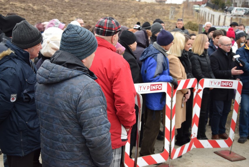 Mieszkańcy ul. Spacerowej na osiedlu Zalesie w Rzeszowie protestowali przeciwko zabudowie wzgórza nad ul. Spacerową [ZDJĘCIA]