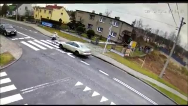 Kierowca volkswagena passata potrącił w Krapkowicach pieszą na pasach.