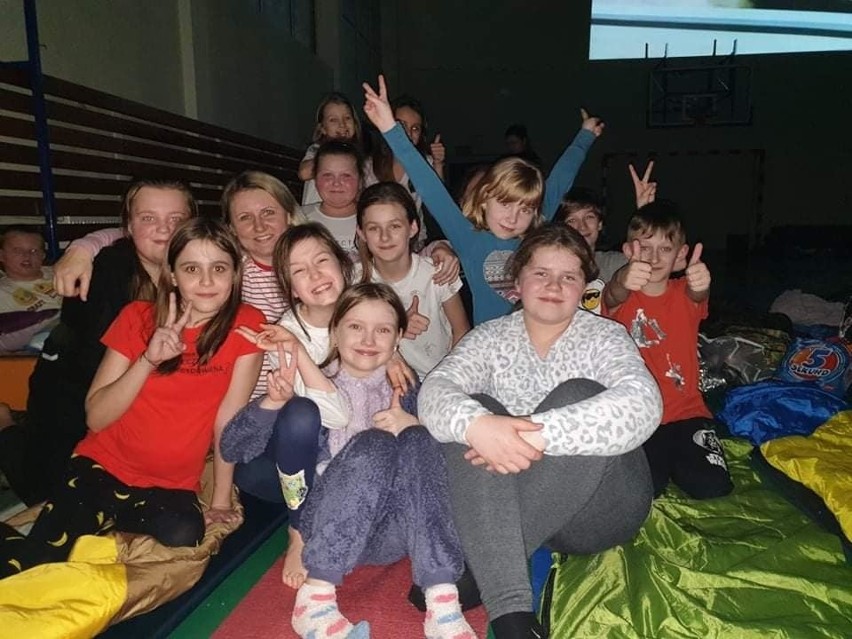 Dzieci z radością uczestniczyły w bajkowej nocy w szkole w...