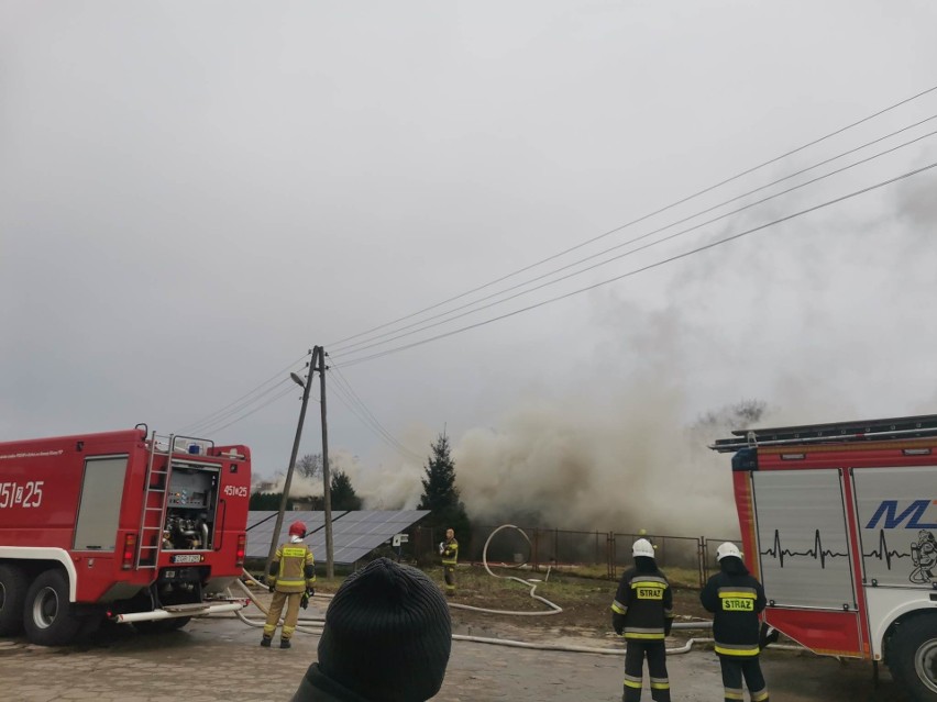 12 jednostek straży pożarnej walczy z pożarem budynku w Baniach 