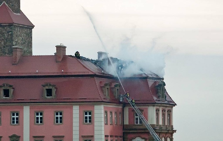 Pożar zamku Książ w Wałbrzychu. Potężne straty. Zawinili robotnicy? (FILMY I ZDJĘCIA)