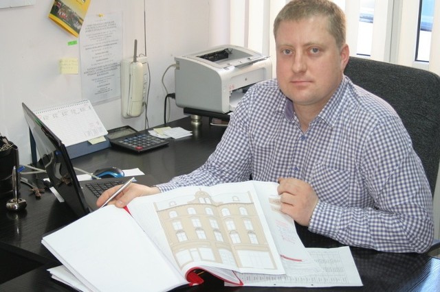 Piotr Osika prezentuje projekt zgodnie z którym odnowiona zostanie kamienica - Rynek 4