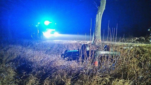 Do tragicznego wydarzenia doszło dzisiaj, około godziny 6:00, na trasie Ełk-Rajgród. W miejscowości Kopijki, mężczyzna kierujący samochodem osobowym marki renault z nieustalonych przyczyn straciła panowanie nad pojazdem, po czym uderzył w przydrożne drzewo.