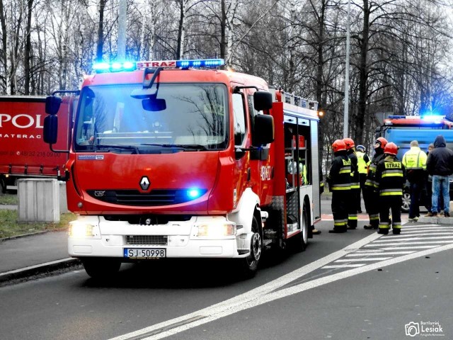 Wypadek w Jaworznie: Zderzyły się dwa samochody. Jeden z nich wjechał w latarnię uliczną
