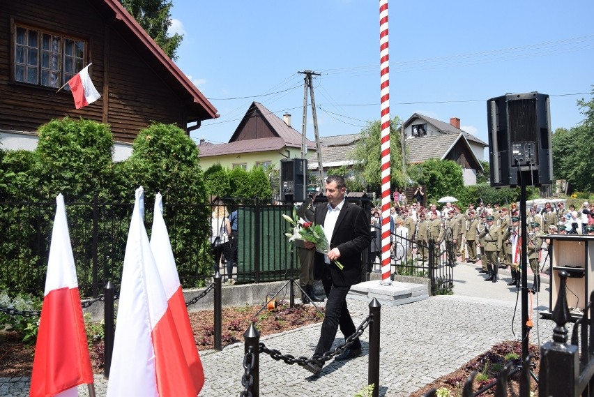 Hołd dla 30 ofiar pacyfikacji Radwanowic w miejscu kaźni hitlerowskiej. Wspomnienia bestialskiego mordu [ZDJĘCIA] 