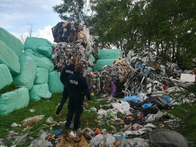 Piszemy m.in. o kilku tysiącach ton śmieci, które wyrzucono na terenie gminy Czerniejewo. Odpady trafiły tutaj zza zachodniej granicy,