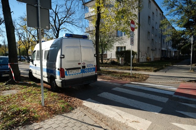 Poznań: Wypadek na ulicy Hetmańskiej. Piesza znalazła się pod samochodem osobowym