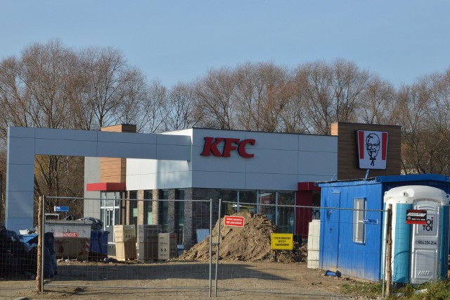 Przy ulicy Mickiewicza w Ostrowcu kończą się prace związane z budową restauracji KFC.