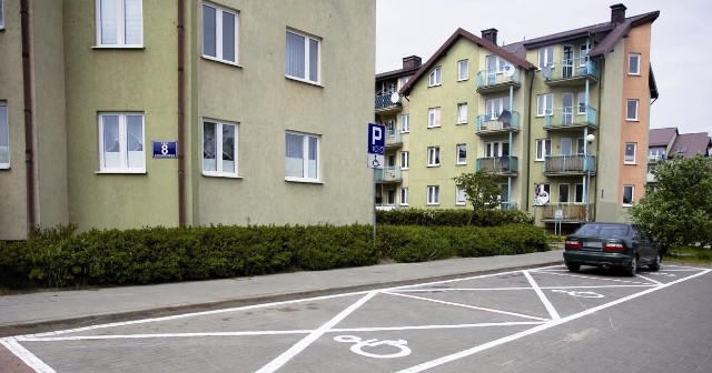 Miejsca parkingowe dla osób niepełnosprawnych. Zdaniem czytelników zajmują dużo miejsca, a prawie nikt z nich nie korzysta.