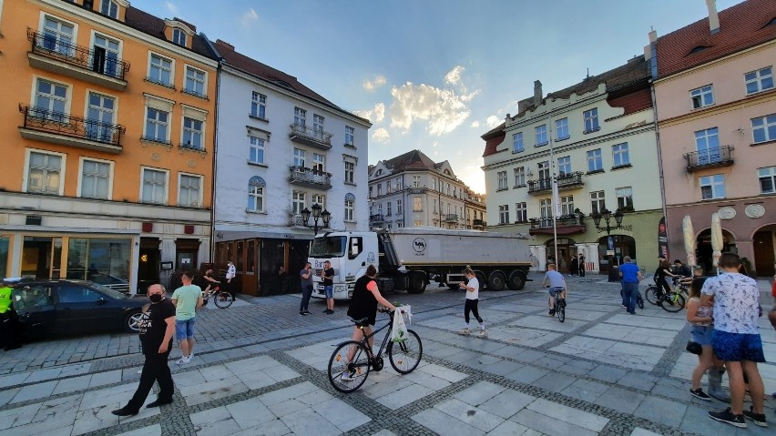 Pijany kierowca wjechał ciężarówką na płytę Głównego Rynku w...