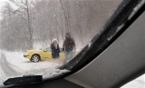 Powiat miechowski. Kłopoty na drogach po opadach śniegu