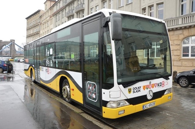 W czwartek (24 sierpnia) odbyło się podpisanie umowy na uruchomienie połączeń w ramach Kolei Dolnośląskich do Oleśnicy i Sycowa. Co ciekawe trasę obsłużą… autobusy. A nie pociągi