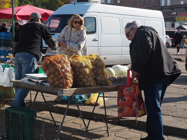 Na rynkach dostępne są ziemniaki w workach pakowane po 10 lub 15 kilogramów.