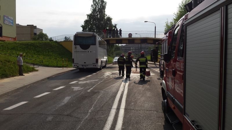 Autobus uderzył w kładkę dla pieszych