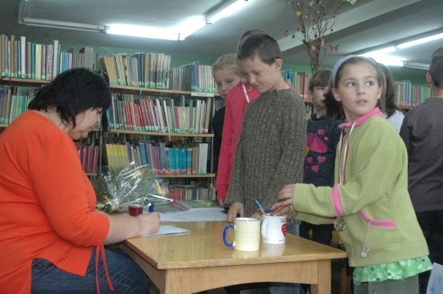 Jolanta Reisch w bibliotece w Oleśnie