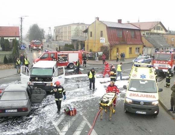 W pozorowanym wypadku u zbiegu ulic: Kościuszki i Kolejowej zderzyły się: opel ascona i bus ford transit.