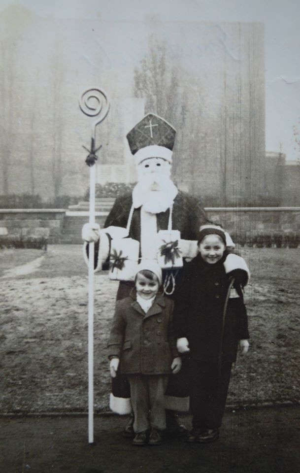 Zdjęcie z Mikołajem wykonane w 1956 roku na grudziądzkiej ulicy nadesłała Urszula Mikołajczak-Broniecka.