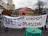 Gwałt w Pietrzykowicach: Przed sądem odbył się protest ws. zbyt niskiego wyroku [ZDJĘCIA]