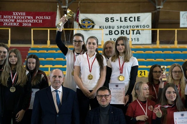 Mistrzyniami Polski juniorów młodszych zostały łuczniczki z Prudnika (w środku), po lewej wicemistrzynie - Jar Kielnarowa, a po prawej zdobywcy 3. miejsca Tramp Jarosław