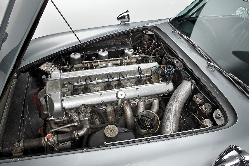6-cylindrowe silniki były znakiem rozpoznawczym Astona...