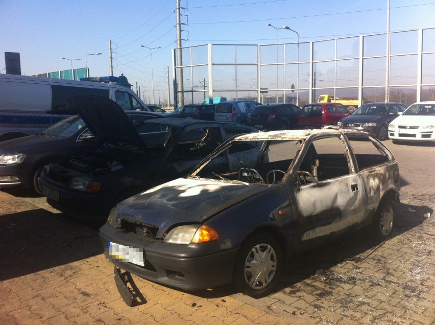 Kraków: spalone auta przy ul. Bobrzyńskiego. Policja bada sprawę [ZDJĘCIA, WIDEO]