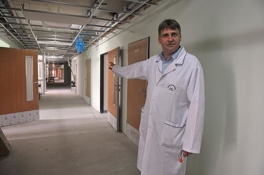 - Na tym piętrze znajdą się kameralne sale dla pacjentów i blok operacyjny - pokazuje ordynator Paweł Jarmużek