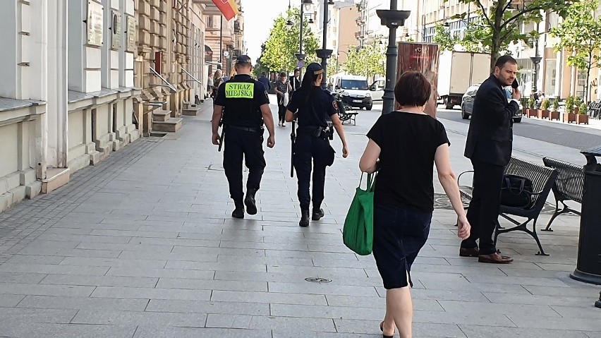 Strażnicy miejscy znów na patrolach na ul. Piotrkowskiej.