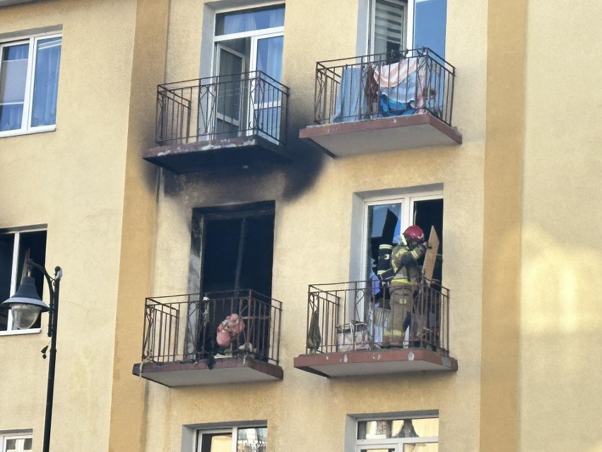 Eksplozja uszkodziła balkon i wysadziła okna z mieszkania.