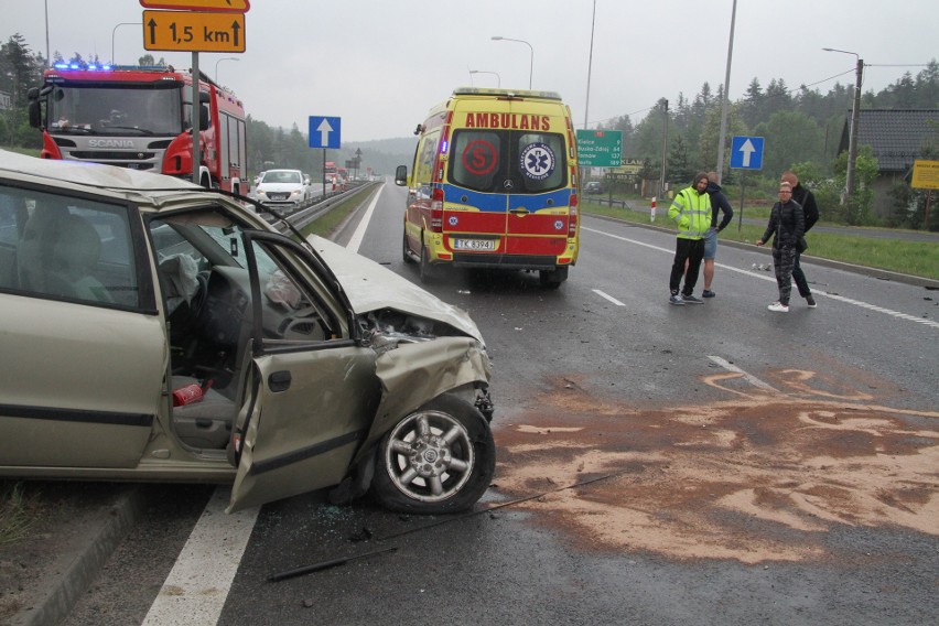 Groźny wypadek na drodze krajowej 73 w Wiśniówce koło Kielc. Dwie osoby ranne 