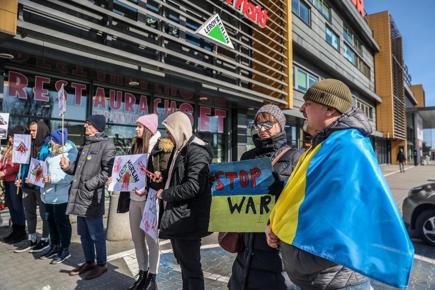 Protest pod sklepem Leroy Merlin w Gdańsku